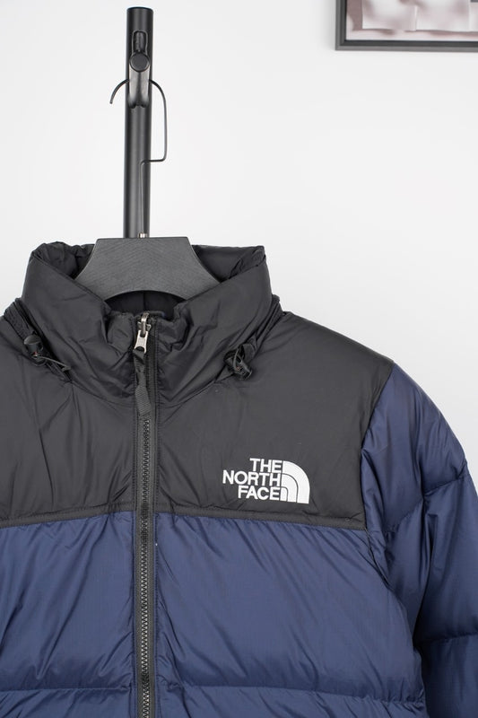 Casaco The North Face Nuptse por apenas 150€! Super quente e estiloso, com enchimento de pena. Perfeito para enfrentar o frio com estilo. Aproveite essa chance de ter um ícone do mundo outdoor!