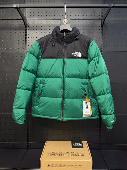 Casaco The North Face Nuptse por apenas 150€! Super quente e estiloso, com enchimento de pena. Perfeito para enfrentar o frio com estilo. Aproveite essa chance de ter um ícone do mundo outdoor!