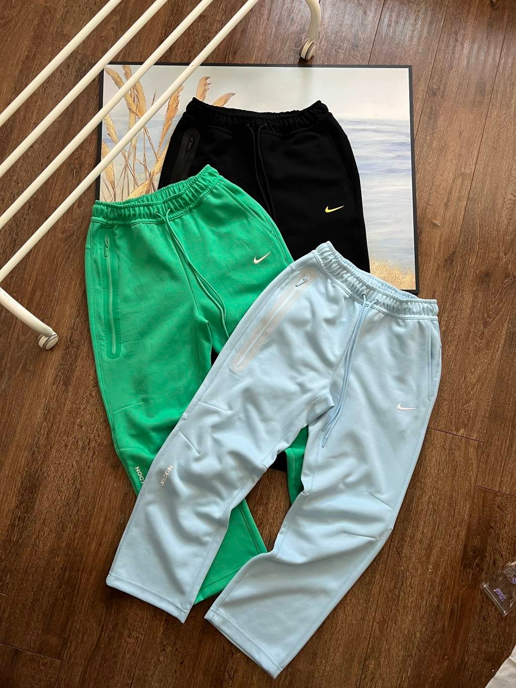 Conjunto Nike NOCTA por Apenas 100€ – Estilo Premium a um Preço Incrível!

Apresentamos o Conjunto Nike NOCTA, projetado para quem busca conforto e estilo elevado. Uma colaboração exclusiva que une o design icônico da Nike com o toque sofisticado da linha