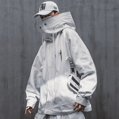 Jaqueta masculina com capuz e gola alta com zíper. Esta jaqueta exclusiva é inspirada na moda japonesa de streetwear e techwear, reunindo forma e função em uma peça marcante. Confeccionada com atenção aos detalhes.