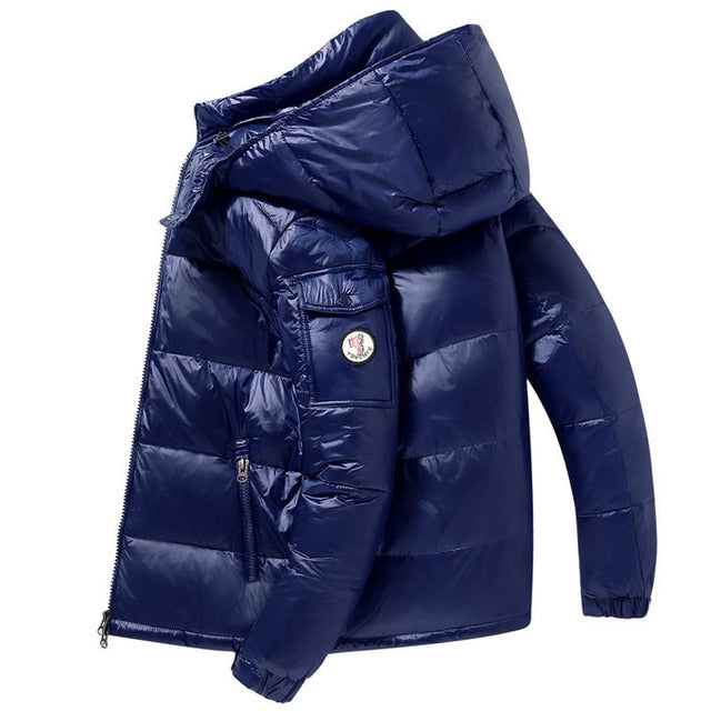 CASACO Glossy Duck Down Winter Jackets Apresentando nossas novas jaquetas de inverno Glossy Duck Down! Estas jaquetas elegantes e casuais são perfeitas para mantê-lo aquecido durante os meses mais frios.