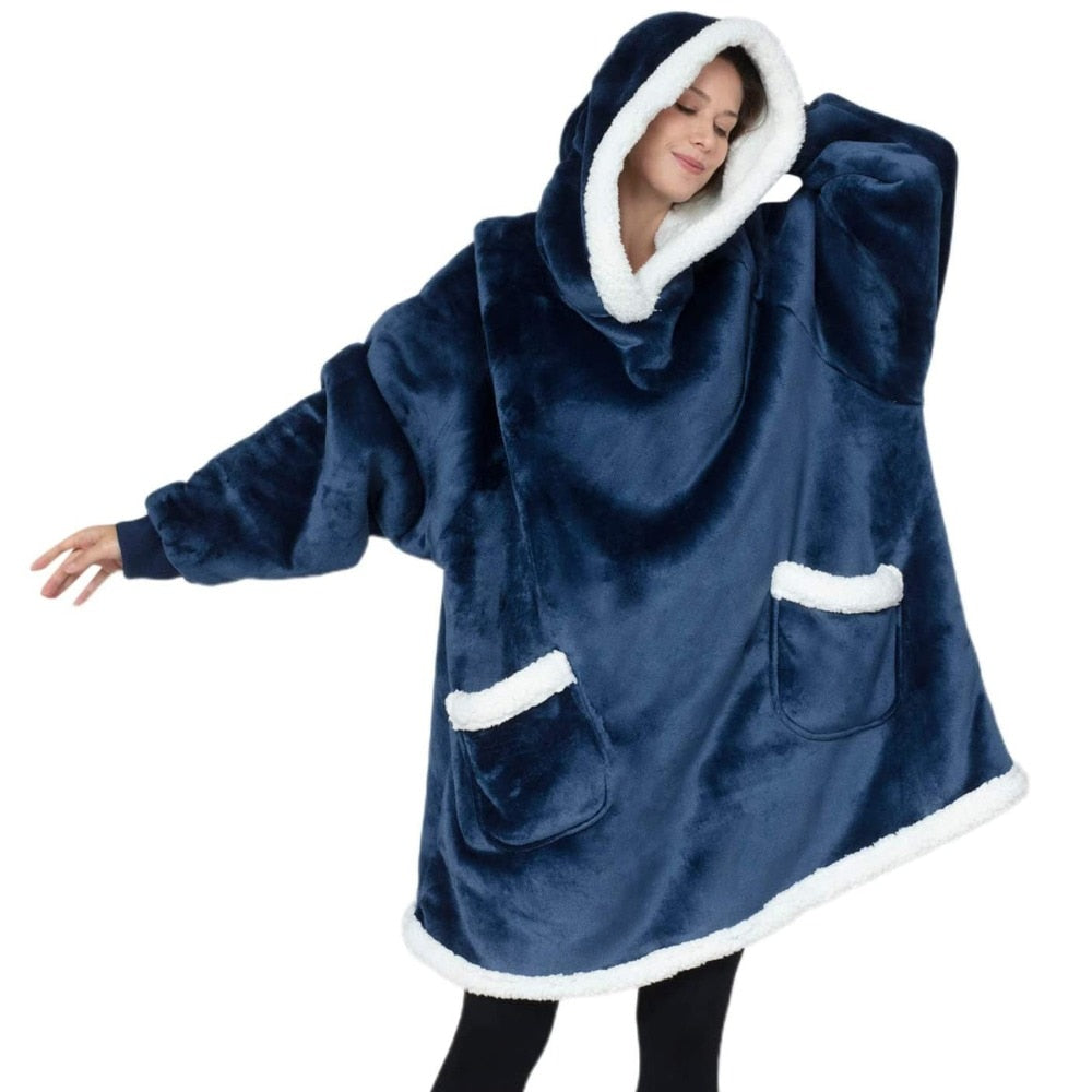 Casaco Hoodie Blanket o cobertor com capuz. Esta manta estilosa e confortável é confeccionada com tecido de lã coral que lhe confere uma textura macia e luxuosa que certamente o manterá aquecido nos dias frios.