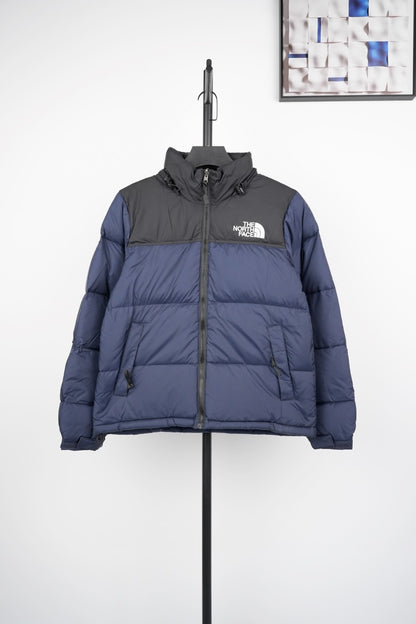 Casaco The North Face Nuptse por apenas 150€! Super quente e estiloso, com enchimento de pena. Perfeito para enfrentar o frio com estilo. Aproveite essa chance de ter um ícone do mundo outdoor!