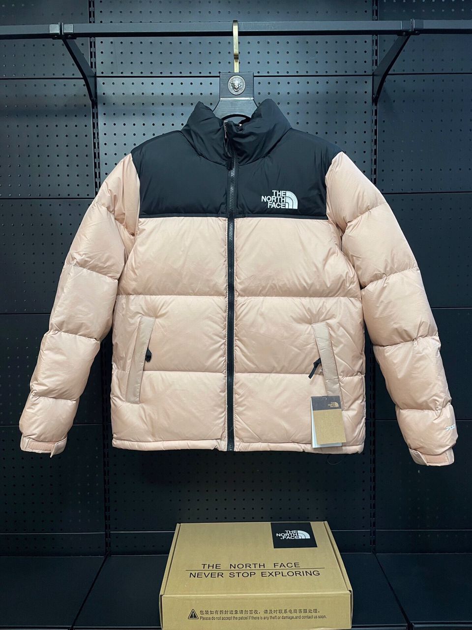 Casaco The North Face Nuptse por apenas 150€! Super quente e estiloso, com enchimento de pena. Perfeito para enfrentar o frio com estilo. Aproveite essa chance de ter um ícone do mundo outdoor!