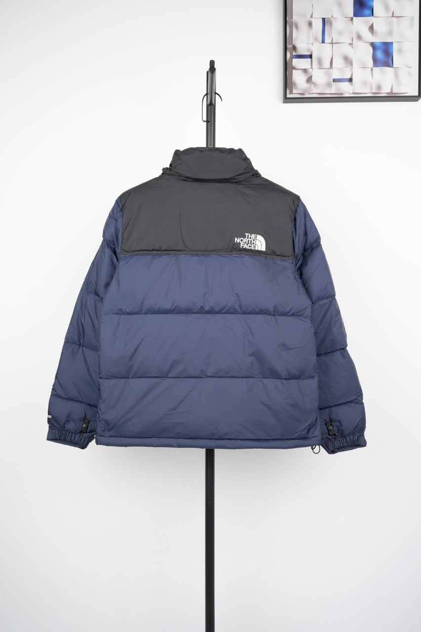 Casaco The North Face Nuptse por apenas 150€! Super quente e estiloso, com enchimento de pena. Perfeito para enfrentar o frio com estilo. Aproveite essa chance de ter um ícone do mundo outdoor!