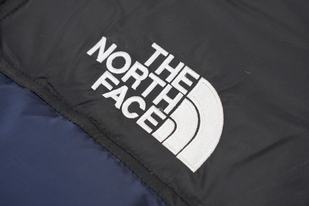 Casaco The North Face Nuptse por apenas 150€! Super quente e estiloso, com enchimento de pena. Perfeito para enfrentar o frio com estilo. Aproveite essa chance de ter um ícone do mundo outdoor!