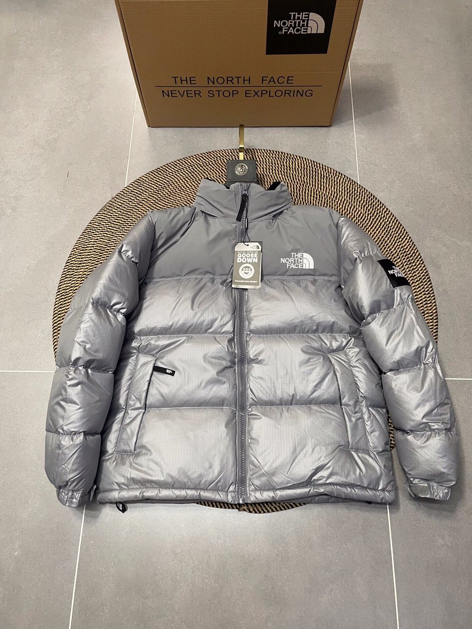 Casaco The North Face Nuptse por apenas 150€! Super quente e estiloso, com enchimento de pena. Perfeito para enfrentar o frio com estilo. Aproveite essa chance de ter um ícone do mundo outdoor!