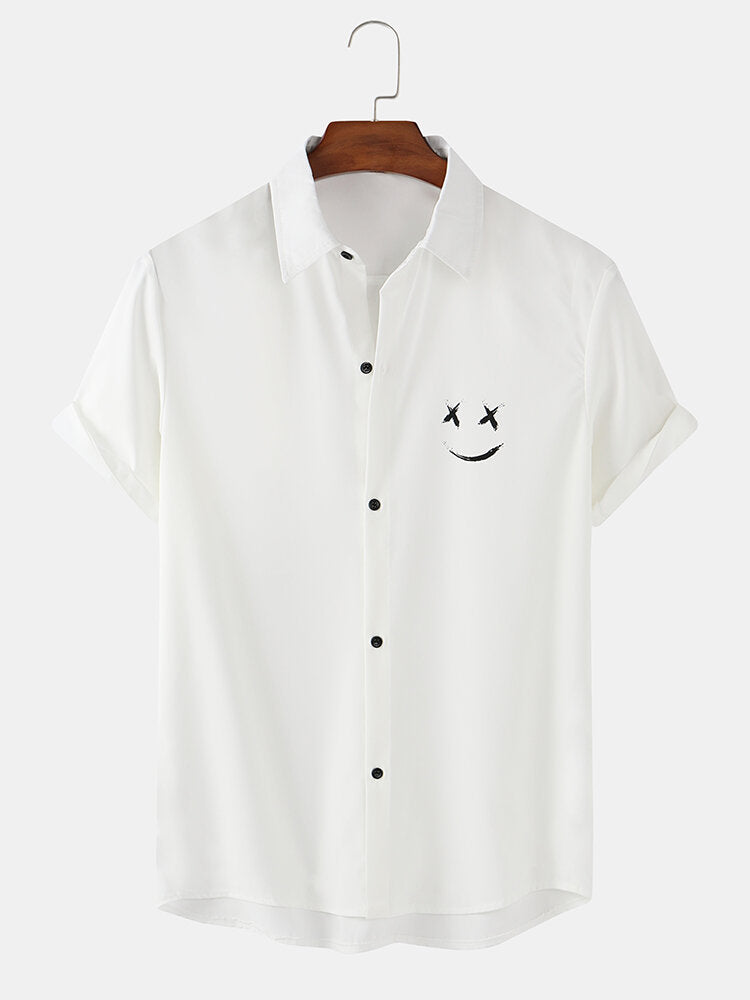 Camisa Smile Print Shirts Procurando uma camisa estilosa e exclusiva? Não procure mais, nossa camisa masculina com estampa de graffiti e sorriso! Esta camisa tem gola de lapela e mangas curtas, tornando-a perfeita para qualquer ocasião casual.