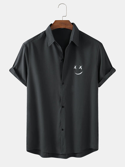 Camisa Smile Print Shirts Procurando uma camisa estilosa e exclusiva? Não procure mais, nossa camisa masculina com estampa de graffiti e sorriso! Esta camisa tem gola de lapela e mangas curtas, tornando-a perfeita para qualquer ocasião casual.