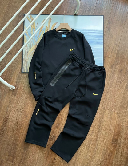 Conjunto Nike NOCTA por Apenas 100€ – Estilo Premium a um Preço Incrível!

Apresentamos o Conjunto Nike NOCTA, projetado para quem busca conforto e estilo elevado. Uma colaboração exclusiva que une o design icônico da Nike com o toque sofisticado da linha