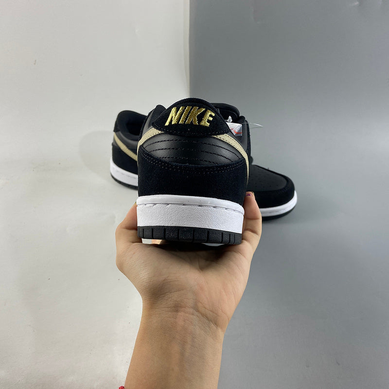 “Promoção: Nike Dunk Off-White e não só de 199,99€ por apenas 149,99€! Aproveite o desconto exclusivo e garanta o seu par desse modelo icônico. Estoque limitado!”