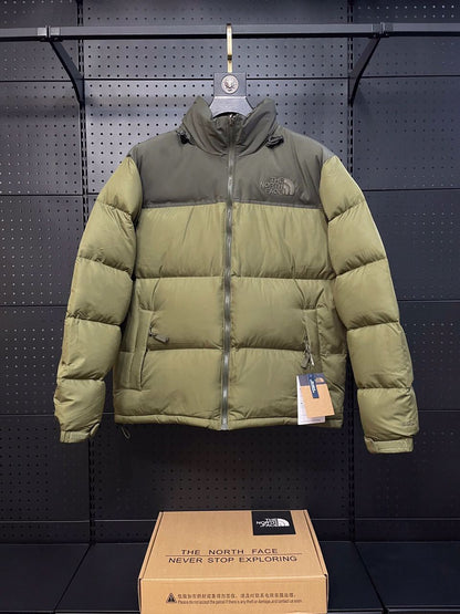 Casaco The North Face Nuptse por apenas 150€! Super quente e estiloso, com enchimento de pena. Perfeito para enfrentar o frio com estilo. Aproveite essa chance de ter um ícone do mundo outdoor!