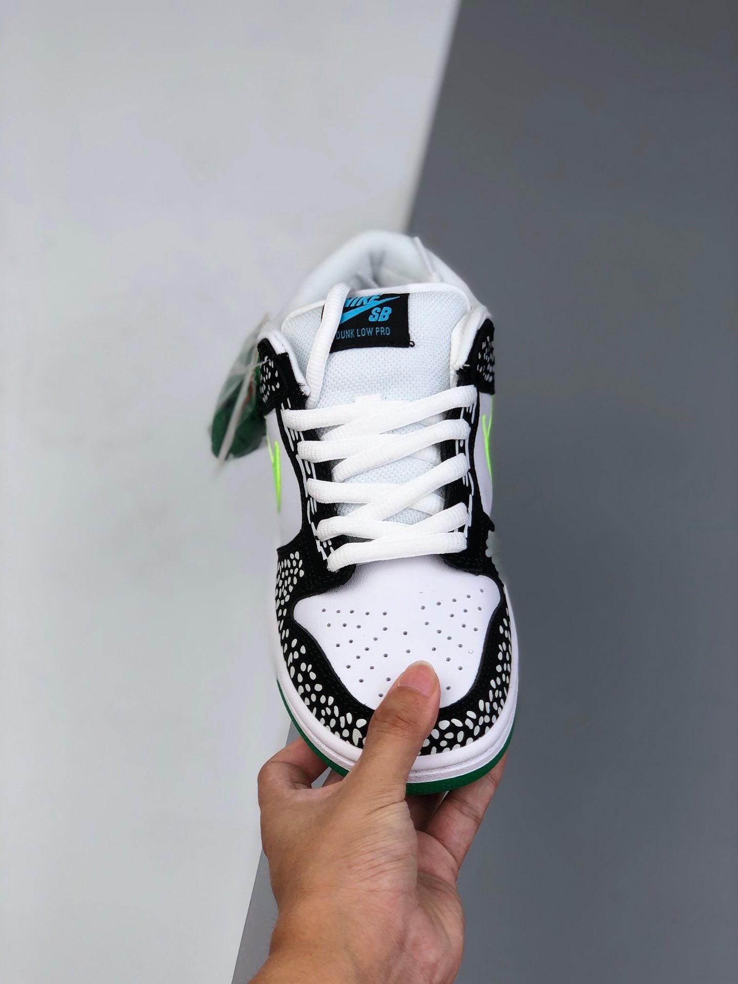 “Promoção: Nike Dunk Off-White e não só de 199,99€ por apenas 149,99€! Aproveite o desconto exclusivo e garanta o seu par desse modelo icônico. Estoque limitado!”