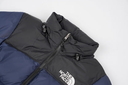 Casaco The North Face Nuptse por apenas 150€! Super quente e estiloso, com enchimento de pena. Perfeito para enfrentar o frio com estilo. Aproveite essa chance de ter um ícone do mundo outdoor!