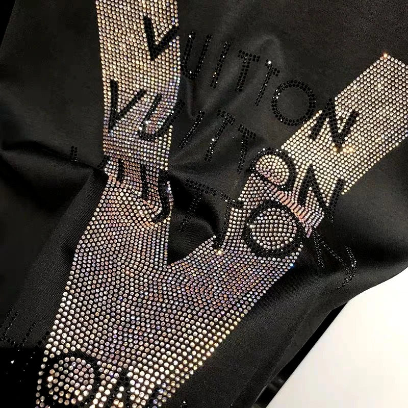 Louis Vuitton: Encontre a autêntica camiseta preta com brilho.
Descubra exclusividades em moda de luxo.Você vai adorar a sua nova camiseta da Louis Vuitton!