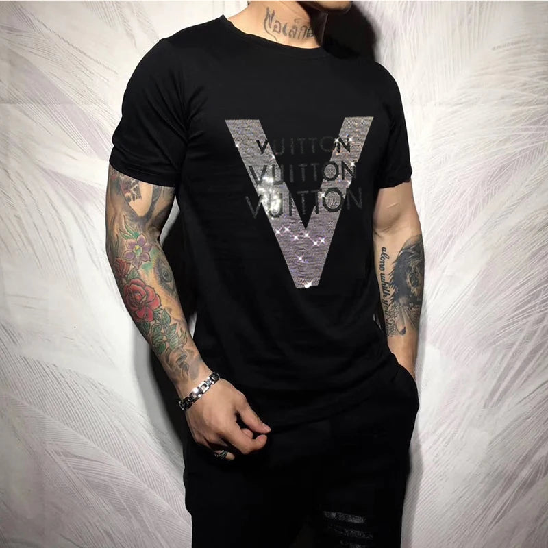 Louis Vuitton: Encontre a autêntica camiseta preta com brilho.
Descubra exclusividades em moda de luxo.Você vai adorar a sua nova camiseta da Louis Vuitton!