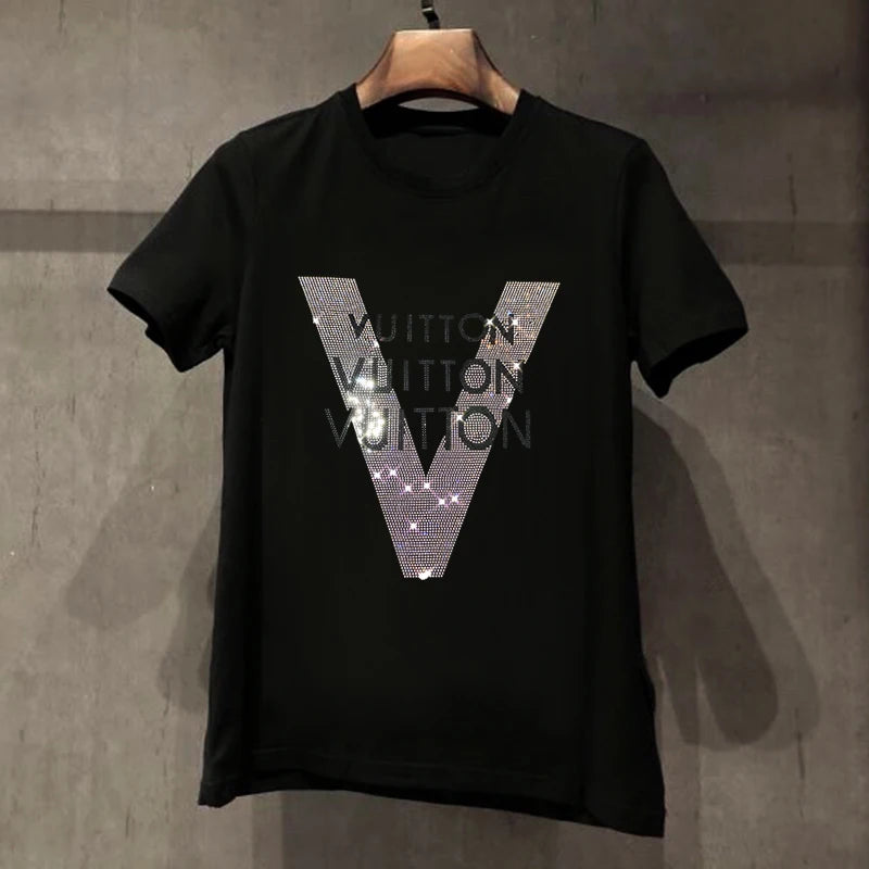 Louis Vuitton: Encontre a autêntica camiseta preta com brilho.
Descubra exclusividades em moda de luxo.Você vai adorar a sua nova camiseta da Louis Vuitton!