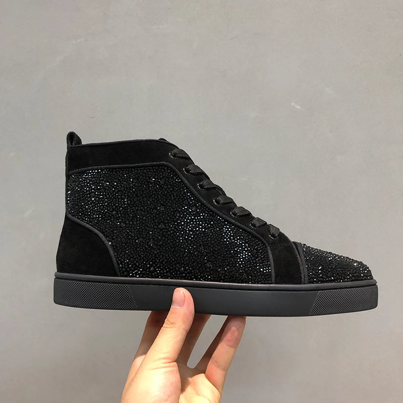 Luxuosa Christian Louboutin sola vermelha de camurça preta com strass, rebite de cano alto.