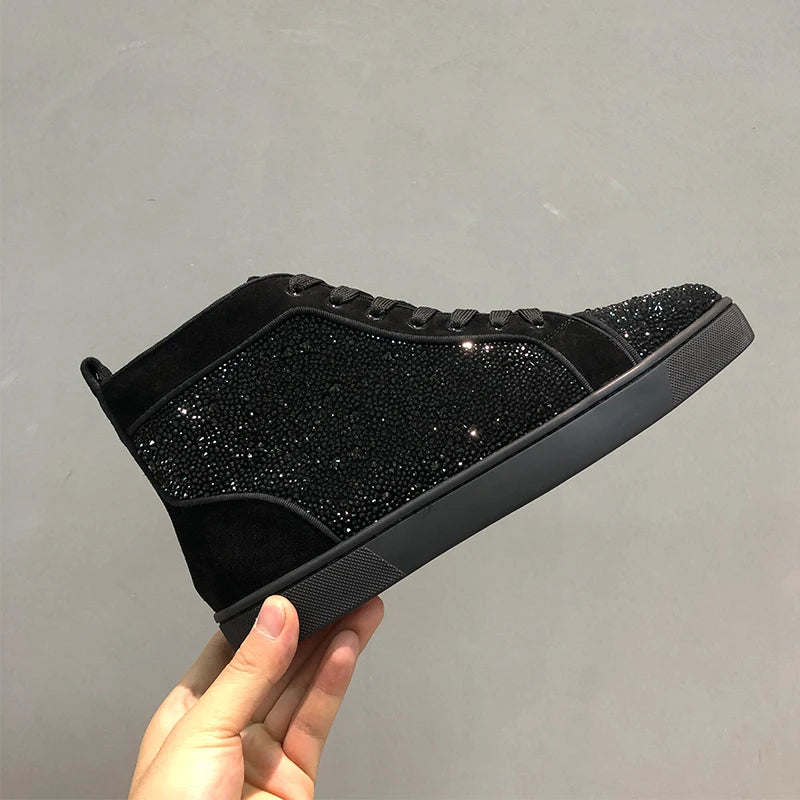 Luxuosa Christian Louboutin sola vermelha de camurça preta com strass, rebite de cano alto.