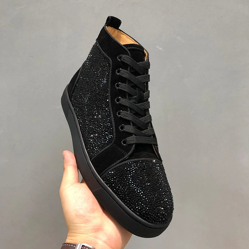 Luxuosa Christian Louboutin sola vermelha de camurça preta com strass, rebite de cano alto.