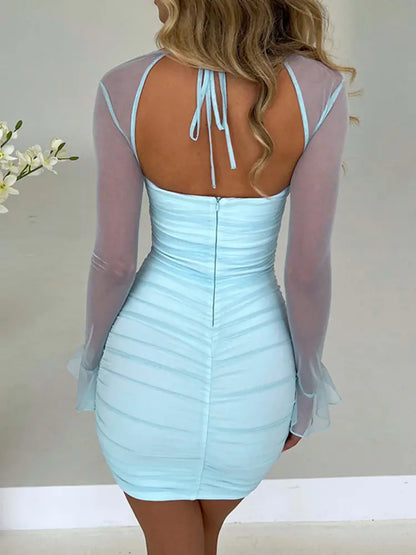 Minivestido feito para cativar, este vestido deslumbrante apresenta um design hipnotizante sem costas e uma luxuosa construção em malha de duas camadas.