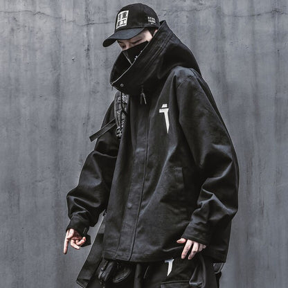 Jaqueta masculina com capuz e gola alta com zíper. Esta jaqueta exclusiva é inspirada na moda japonesa de streetwear e techwear, reunindo forma e função em uma peça marcante. Confeccionada com atenção aos detalhes.