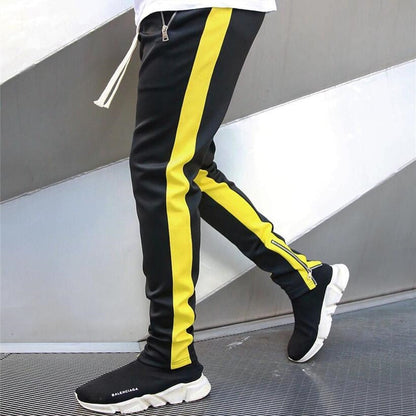 Calça Men's Fitness Sweatpants O corte skinny garante um visual lisonjeiro, enquanto o cordão na cintura proporciona um ajuste confortável e personalizado. Além disso, os dois bolsos laterais são perfeitos para guardar o telefone ou as chaves.