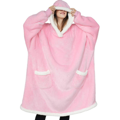 Casaco Hoodie Blanket o cobertor com capuz. Esta manta estilosa e confortável é confeccionada com tecido de lã coral que lhe confere uma textura macia e luxuosa que certamente o manterá aquecido nos dias frios.