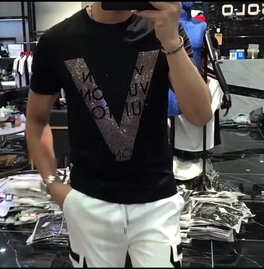 Louis Vuitton: Encontre a autêntica camiseta preta com brilho.
Descubra exclusividades em moda de luxo.Você vai adorar a sua nova camiseta da Louis Vuitton!