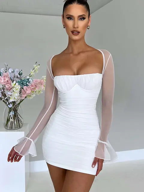 Minivestido feito para cativar, este vestido deslumbrante apresenta um design hipnotizante sem costas e uma luxuosa construção em malha de duas camadas.