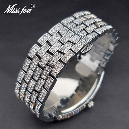 Iced Out Watch For Men Dê a si mesmo a atenção que você merece com este Iced Out Watch For Men. Criado para ter um estilo atemporal e elegância luxuosa, este relógio foi projetado para chamar a atenção, não importa onde você esteja.