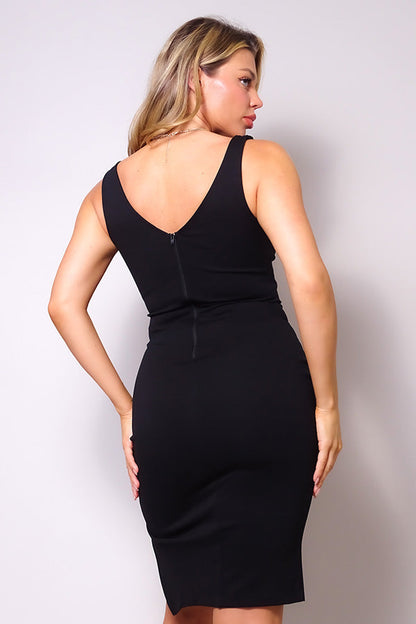 Vestido de fenda. É hora de atualizar seu guarda-roupa para elegância e sofisticação sem esforço com nosso vestido sem mangas com fenda. Confeccionada em tecido que modela o corpo, esta peça incrível apresenta um lindo decote em V profundo.