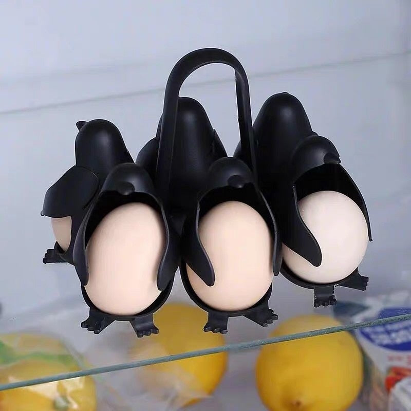 Suporte para cozer ovos 6 Procurando uma maneira rápida e fácil de cozinhar ovos? O Penguin Egg Boiler Poachers Steamer é o utensílio de cozinha perfeito para você!