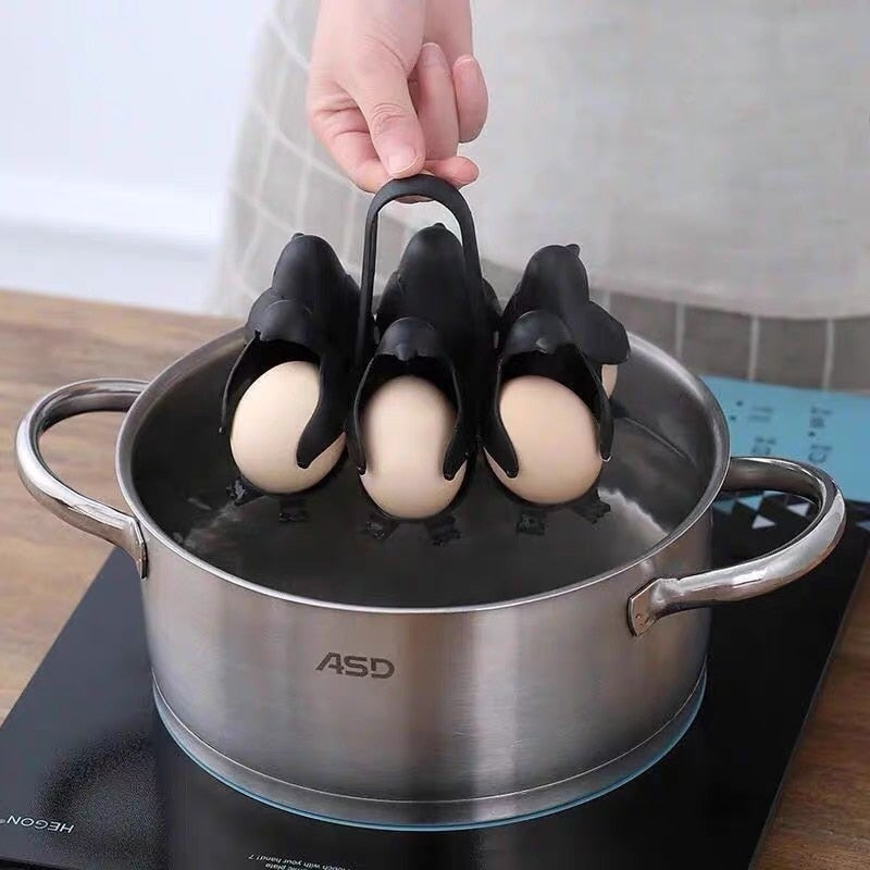 Suporte para cozer ovos 6 Procurando uma maneira rápida e fácil de cozinhar ovos? O Penguin Egg Boiler Poachers Steamer é o utensílio de cozinha perfeito para você!