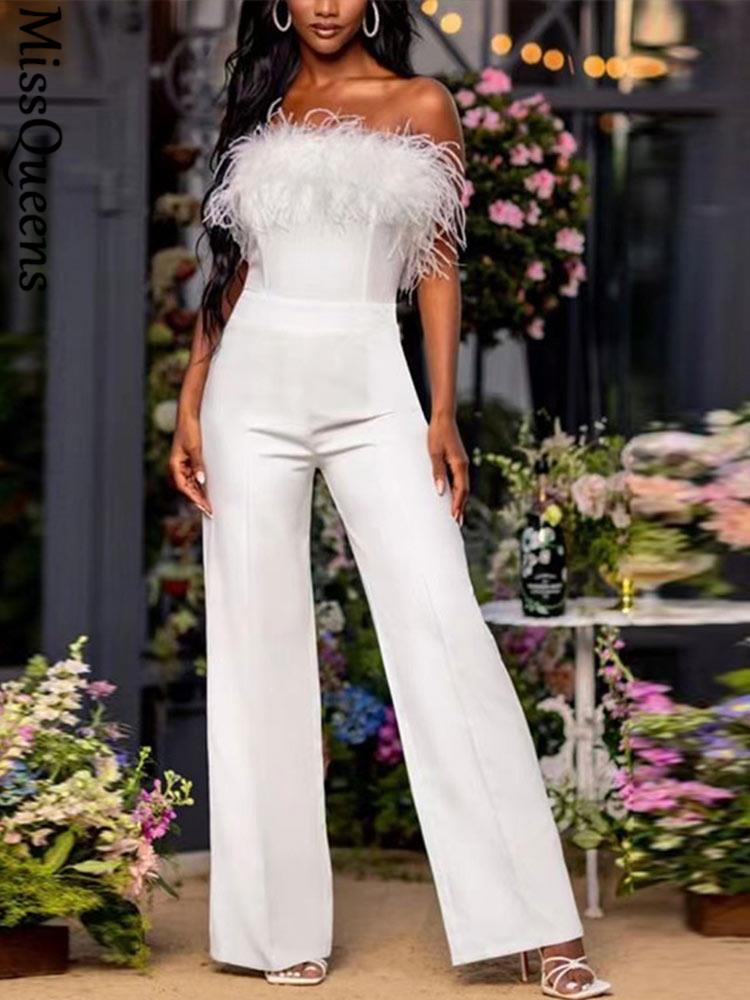 Women Sequined Feather-paneled Jumpsuit Apresentando nosso macacão feminino com painéis de penas e lantejoulas, o epítome da elegância e do fascínio para seus trajes de rua.