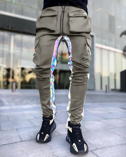 Calças Jogger reflexivo casual masculino. Apresentando um ajuste descontraído com tornozelos apertados e dois bolsos cargo, você poderá expressar seu estilo sem comprometer o conforto.