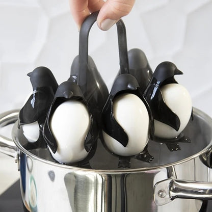 Suporte para cozer ovos 6 Procurando uma maneira rápida e fácil de cozinhar ovos? O Penguin Egg Boiler Poachers Steamer é o utensílio de cozinha perfeito para você!