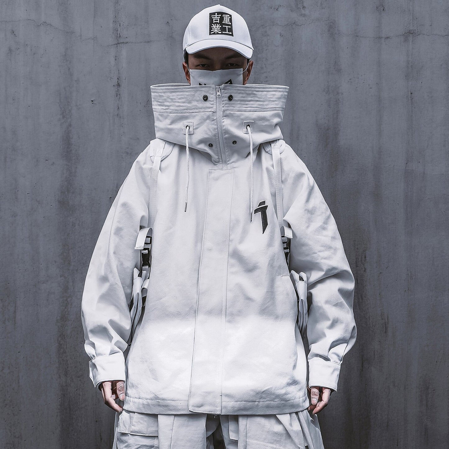 Jaqueta masculina com capuz e gola alta com zíper. Esta jaqueta exclusiva é inspirada na moda japonesa de streetwear e techwear, reunindo forma e função em uma peça marcante. Confeccionada com atenção aos detalhes.