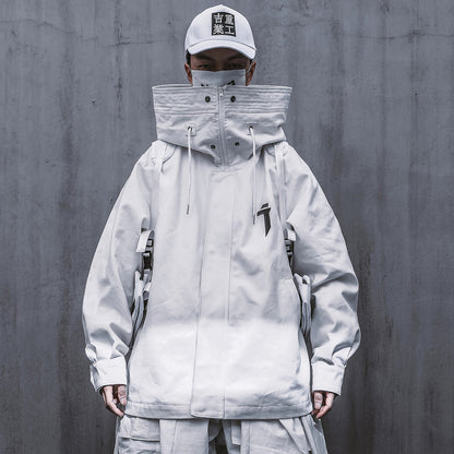 Jaqueta masculina com capuz e gola alta com zíper. Esta jaqueta exclusiva é inspirada na moda japonesa de streetwear e techwear, reunindo forma e função em uma peça marcante. Confeccionada com atenção aos detalhes.