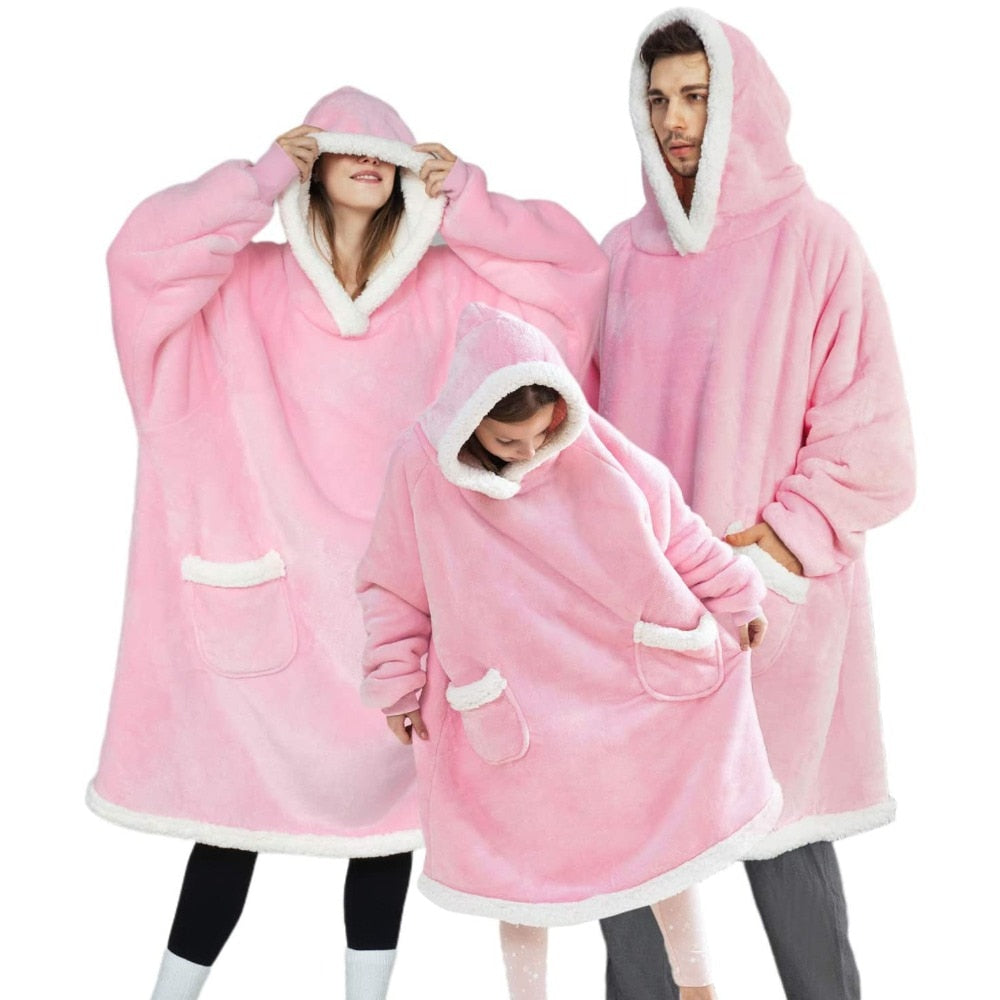 Casaco Hoodie Blanket o cobertor com capuz. Esta manta estilosa e confortável é confeccionada com tecido de lã coral que lhe confere uma textura macia e luxuosa que certamente o manterá aquecido nos dias frios.