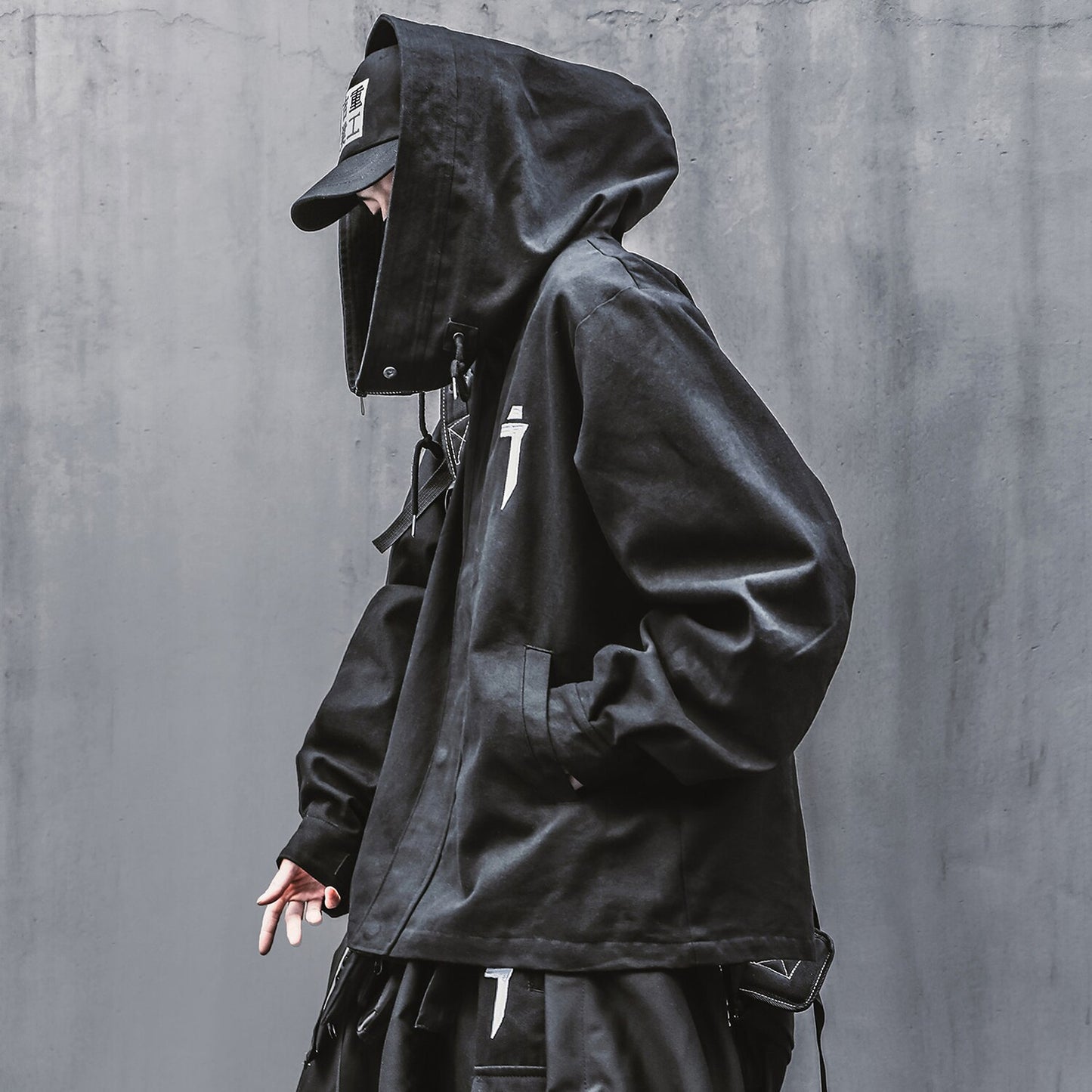 Jaqueta masculina com capuz e gola alta com zíper. Esta jaqueta exclusiva é inspirada na moda japonesa de streetwear e techwear, reunindo forma e função em uma peça marcante. Confeccionada com atenção aos detalhes.