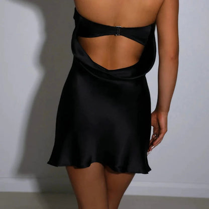 Strapless Satin Mini Dress  Confeccionado com luxuoso tecido de cetim, este vestido cai graciosamente, acentuando suas curvas e exalando um ar de elegância.