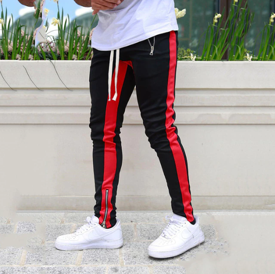 Calça Men's Fitness Sweatpants O corte skinny garante um visual lisonjeiro, enquanto o cordão na cintura proporciona um ajuste confortável e personalizado. Além disso, os dois bolsos laterais são perfeitos para guardar o telefone ou as chaves.