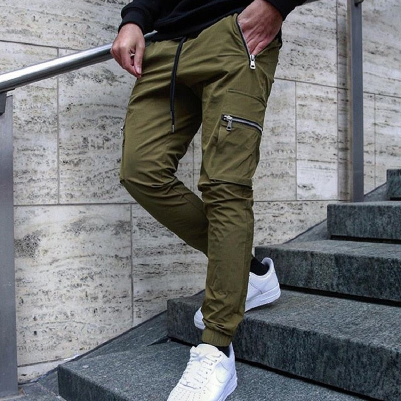 Calça Zip Pocket Men's Cargo Pants calça cargo versátil e estilosa que possa levá-lo da academia para a rua? Não procure mais, nossas calças cargo masculinas com bolso com zíper.