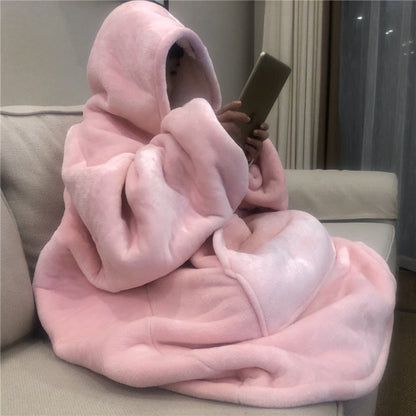 Casaco Hoodie Blanket o cobertor com capuz. Esta manta estilosa e confortável é confeccionada com tecido de lã coral que lhe confere uma textura macia e luxuosa que certamente o manterá aquecido nos dias frios.