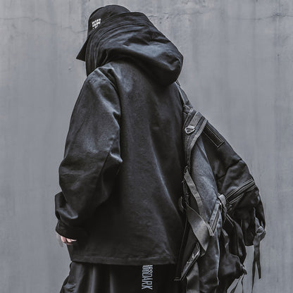 Jaqueta masculina com capuz e gola alta com zíper. Esta jaqueta exclusiva é inspirada na moda japonesa de streetwear e techwear, reunindo forma e função em uma peça marcante. Confeccionada com atenção aos detalhes.